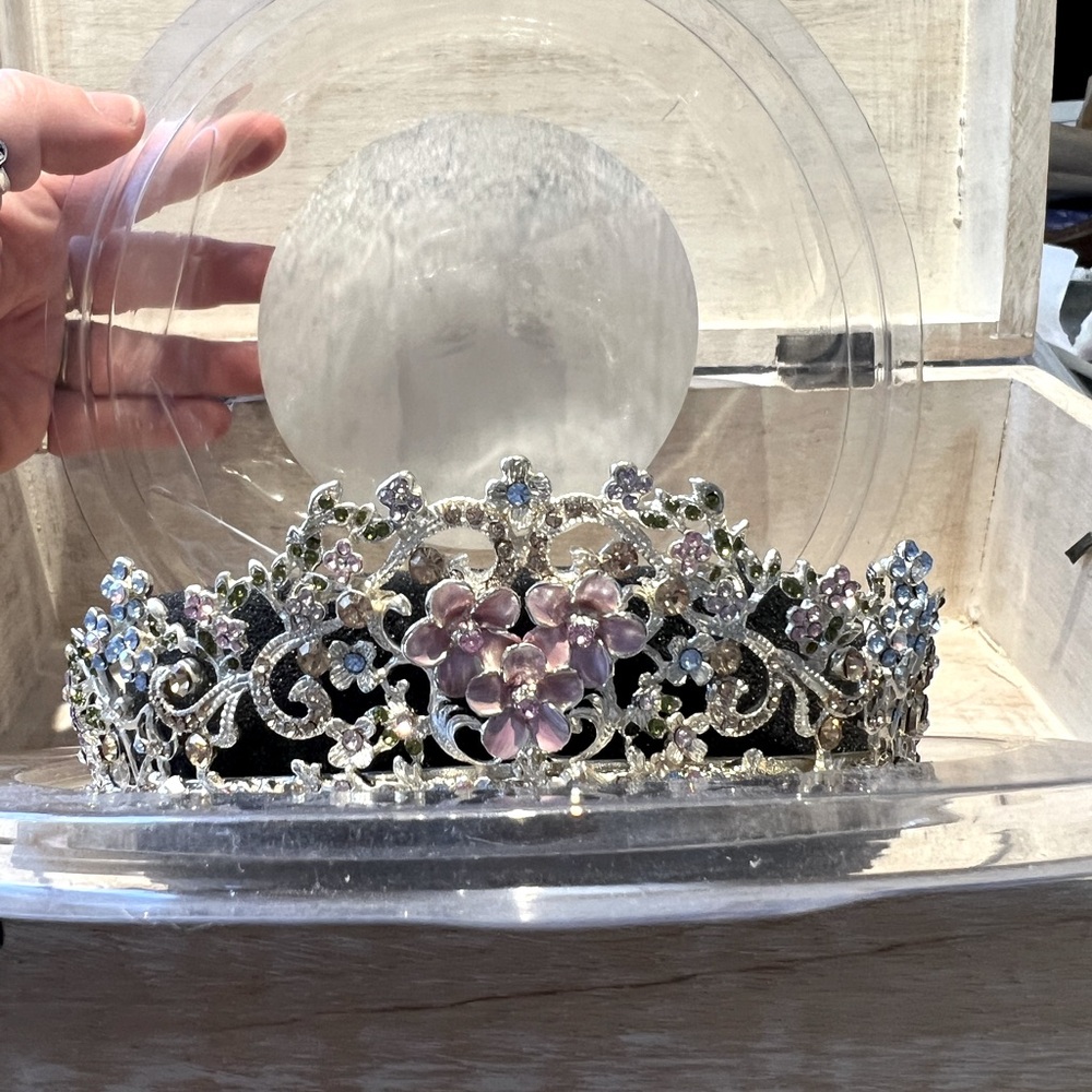 Elegant Floral Tiara with Silver Accents